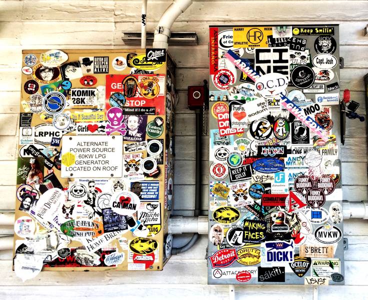 Druk etykiet i naklejek – jak wybrać materiał i format?